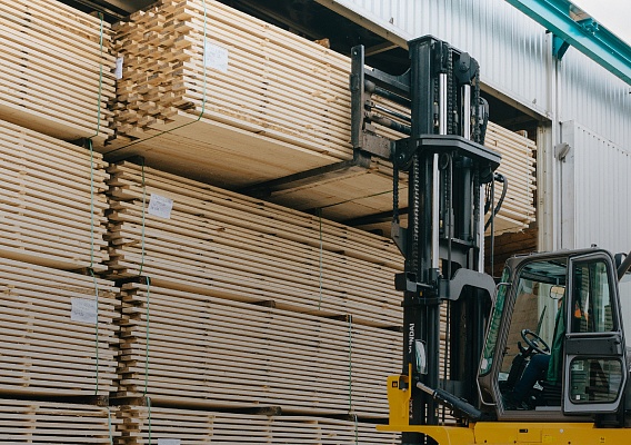Sawn timber stock and forklift handling for shipment